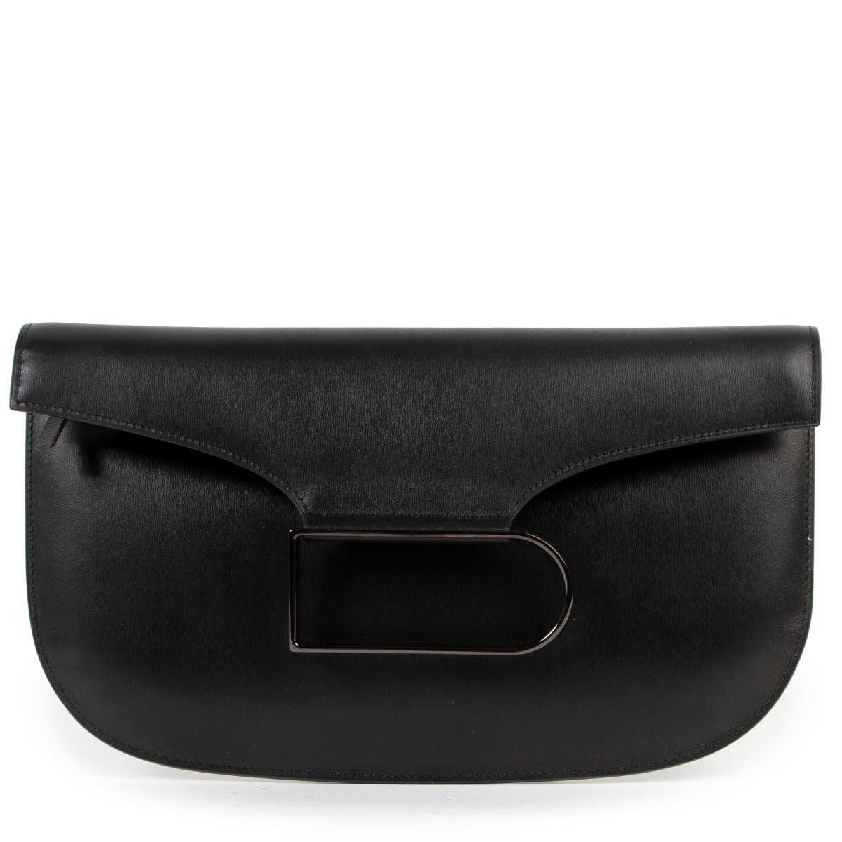 elvaux presents this Double Je clutch, ideal to take from one sizzling soirée to the next. Rendered with a sleek foldover flap, this holdall is fronted by the distinctive D-shaped buckle for a branded touch. Designer colour: Noir/Gold Black calfskin leath