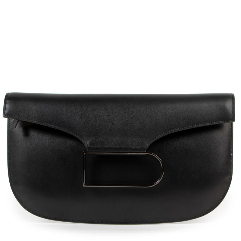 elvaux presents this Double Je clutch, ideal to take from one sizzling soirée to the next. Rendered with a sleek foldover flap, this holdall is fronted by the distinctive D-shaped buckle for a branded touch. Designer colour: Noir/Gold Black calfskin leath