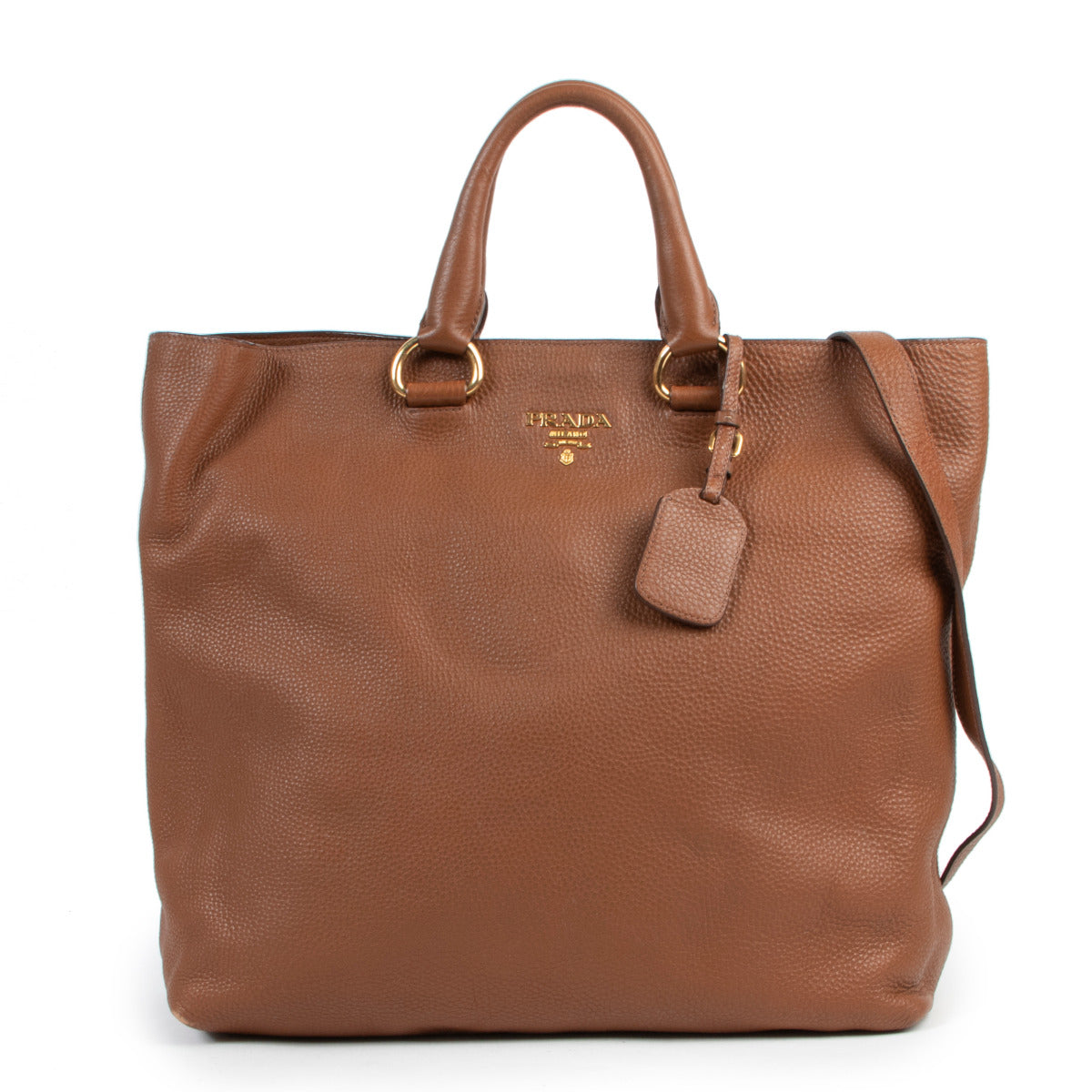 Bent u op zoek naar een authentiek designer exemplaar van het merk Prada? Koop en verkoop aan de beste prijs bij Labellov tweedehands luxe.