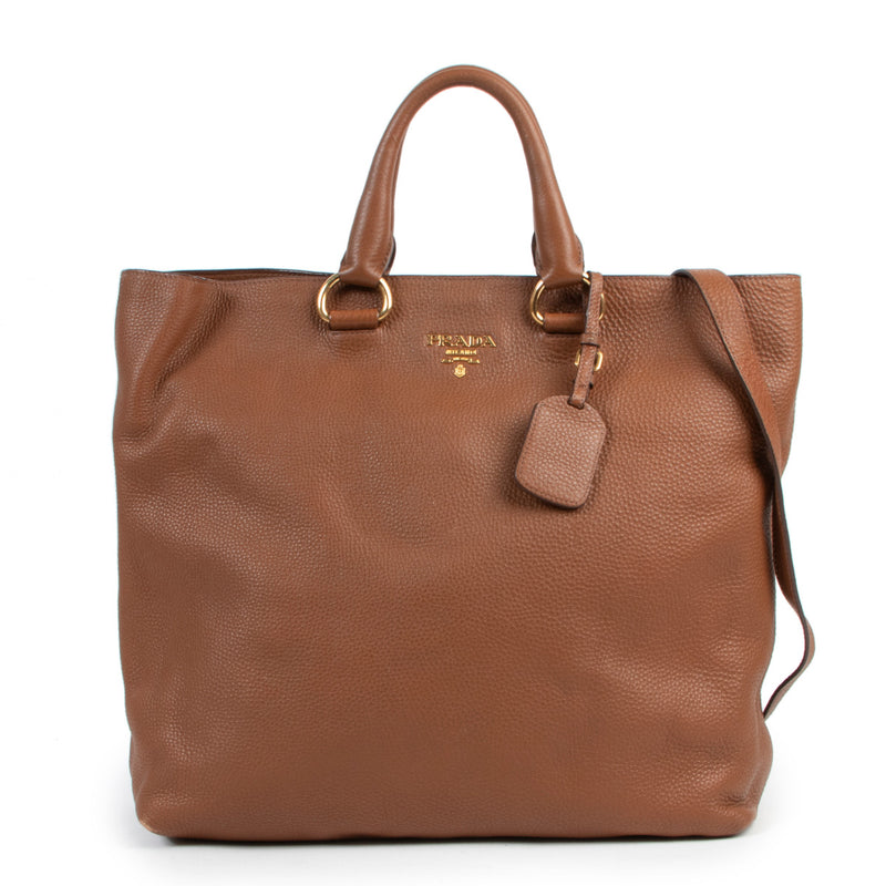 Bent u op zoek naar een authentiek designer exemplaar van het merk Prada? Koop en verkoop aan de beste prijs bij Labellov tweedehands luxe.