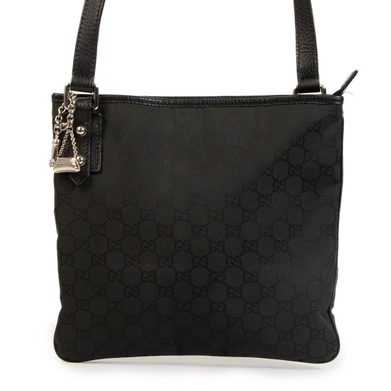 Shop safe online t Labellov in Antwerp, Brussels and Knokke this 100% authentic second hand Gucci Black GG Messenger Bag