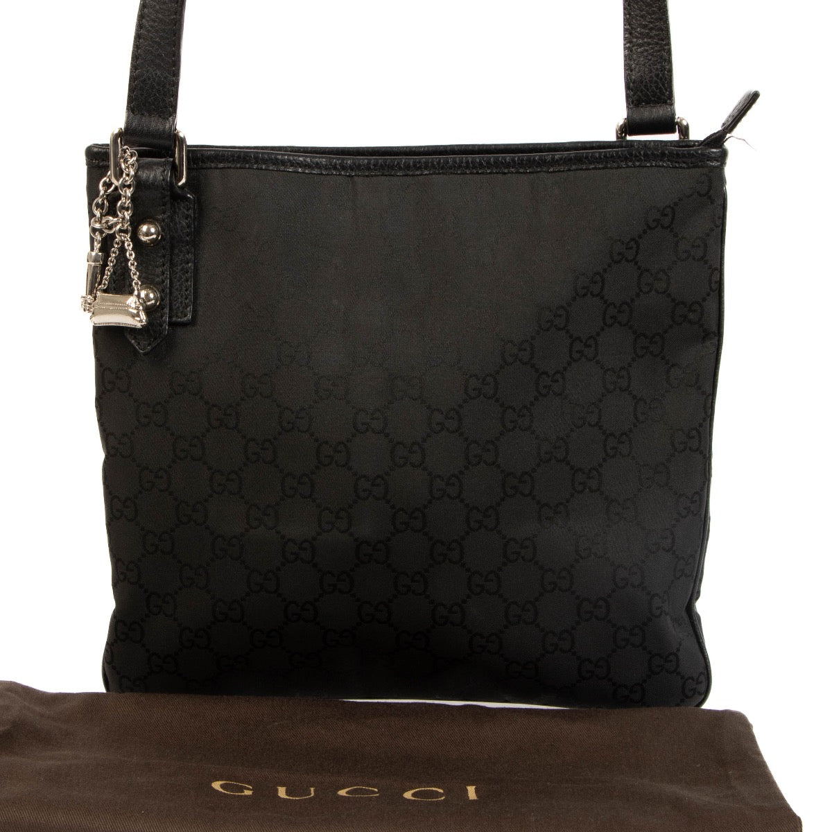 Shop safe online t Labellov in Antwerp, Brussels and Knokke this 100% authentic second hand Gucci Black GG Messenger Bag