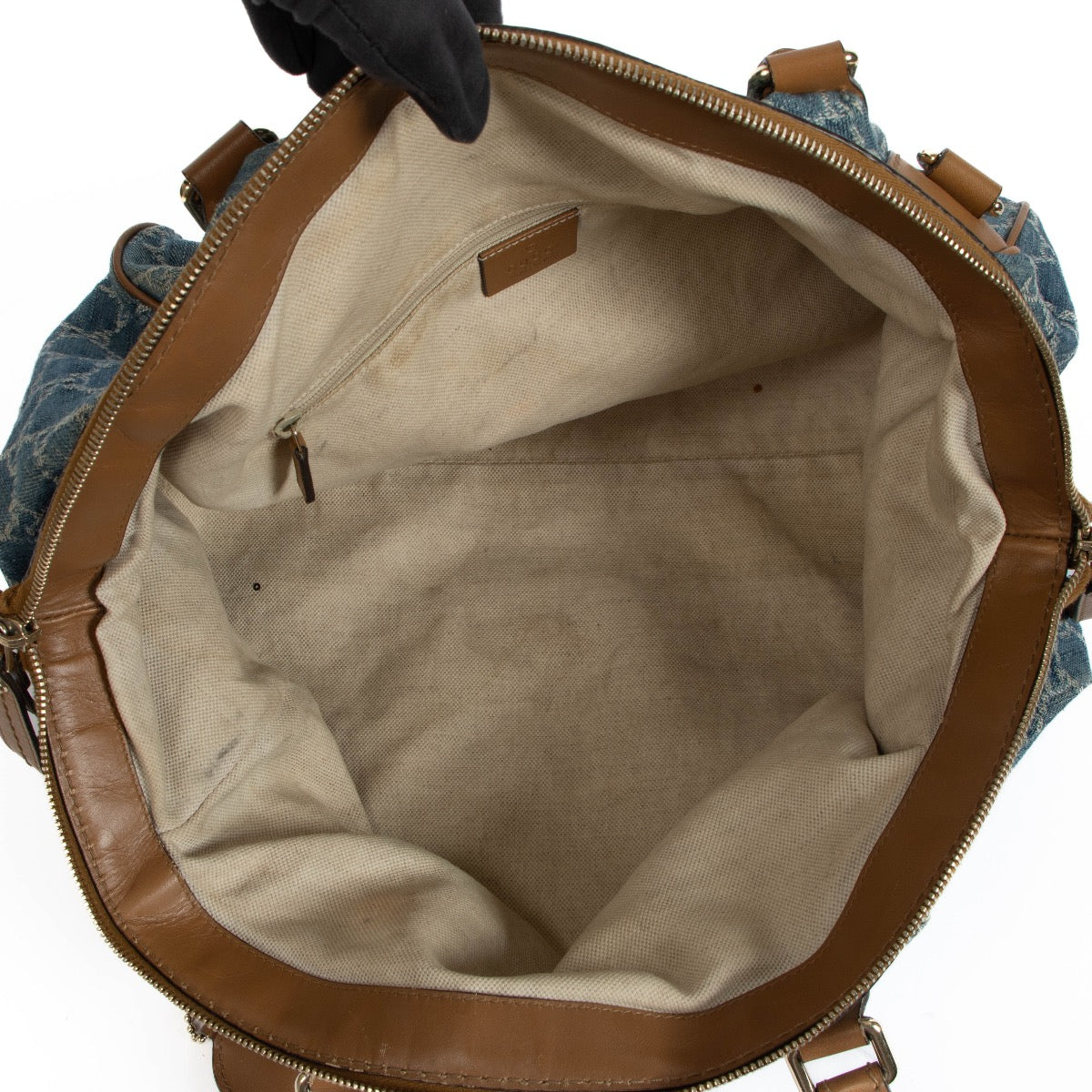 Shop safe online at Labellov in Antwerp, Brussels and Knokke this 100% authentic second hand Gucci Denim GG Canvas Sukey Tote Shoulder Bag