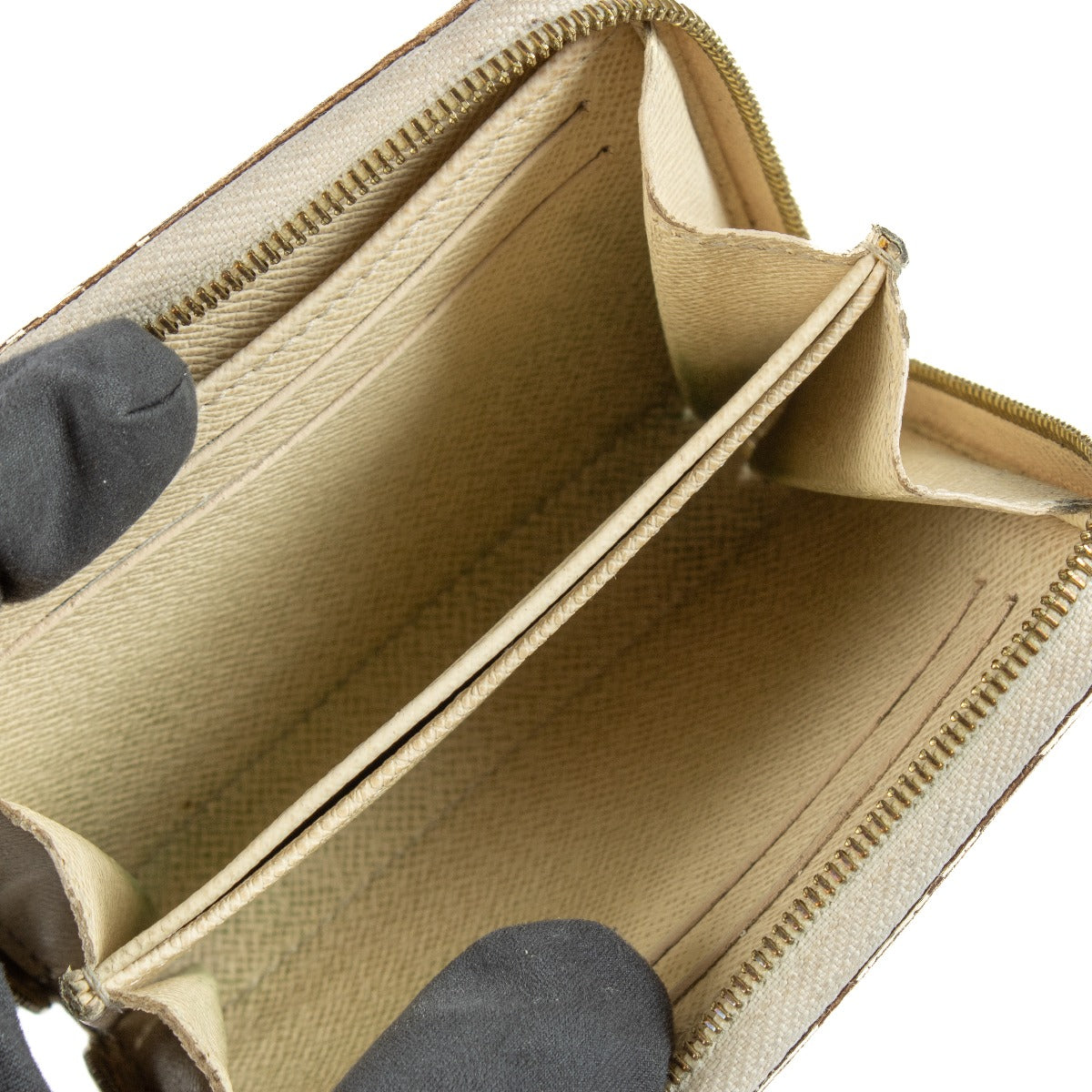 Shop safe online at Labellov in Antwerp, Brussels and Knokke this 100% authentic second hand Louis Vuitton Damier Azur Zippy Coin Purse