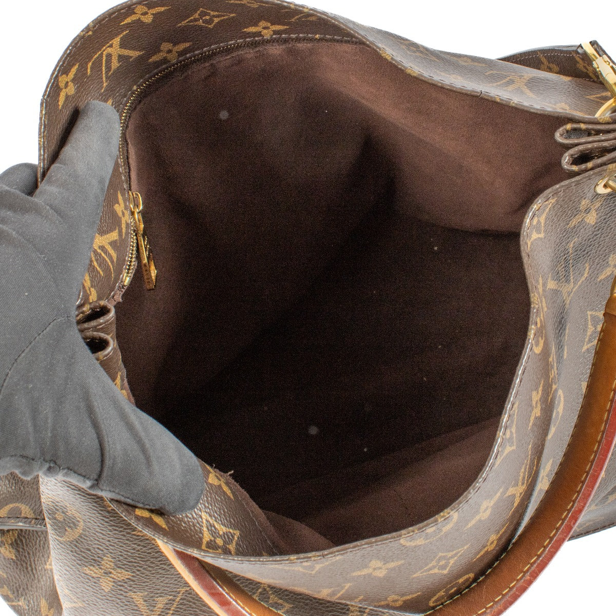 Shop safe online at Labellov in Antwerp, Brussels and Knokke this 100% authentic second hand Louis Vuitton Monogram Metis Hobo Bag