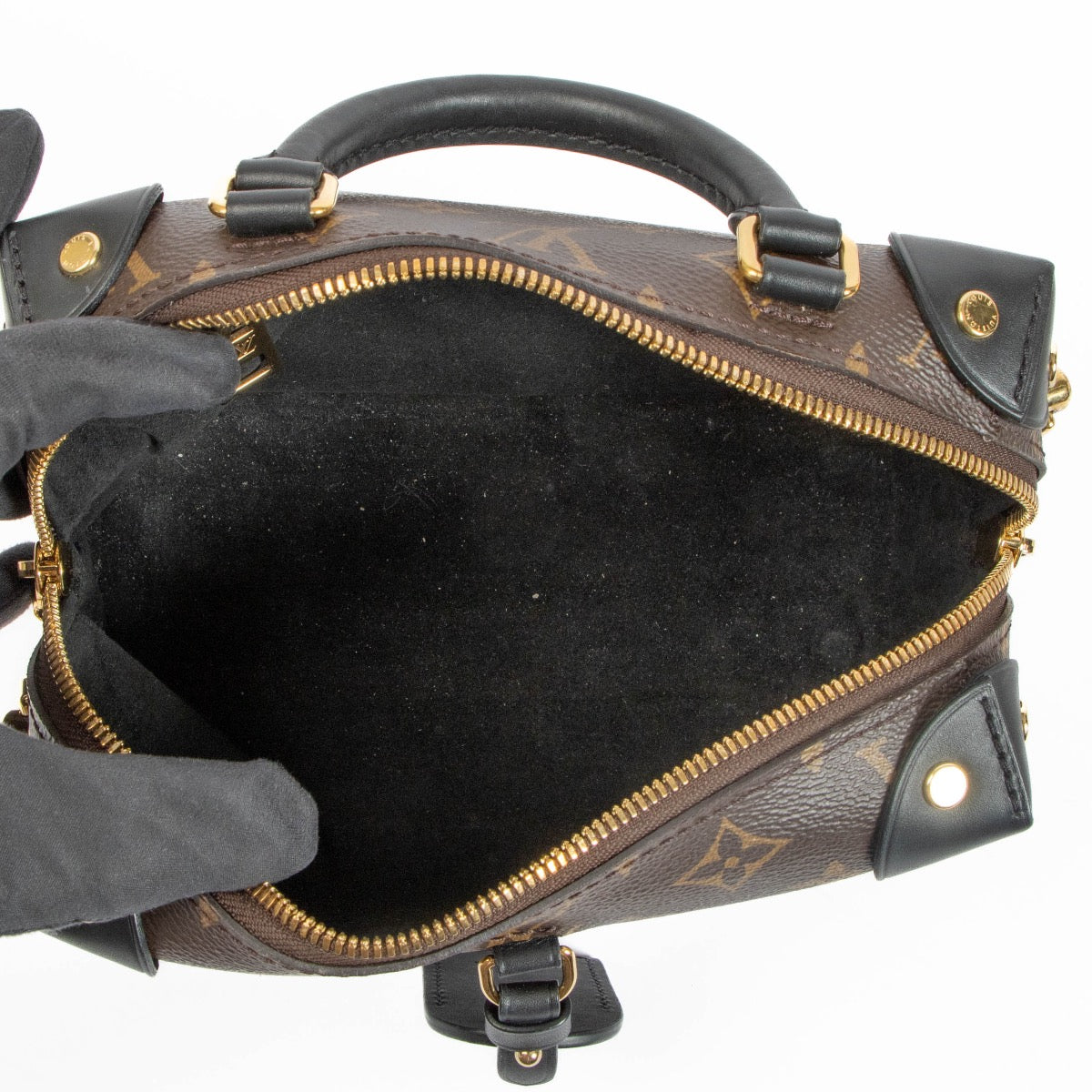 Shop safe online at Labellov in Antwerp, Brussels and Knokke this 100% authentic second hand Louis Vuitton Monogram Canvas Petite Malle Souple Crossbody