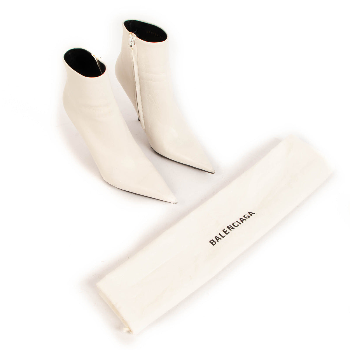 Balenciaga White Knife Boots - size 37 for the best price at Labellov secondhand luxury in Antwerp. We buy and sell your designer bags.