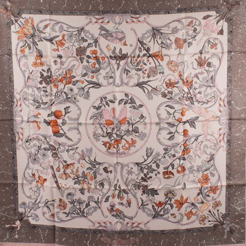 Shop safe online at Labellov in Antwerp, Brussels and Knokke this 100% authentic second hand Hermès Multicolor Pierres D'orient et D'occident Silk Carré 90 Scarf. veilig online tweedehands authentieke Hermès Multicolor Pierres D'orient et D'occident Silk