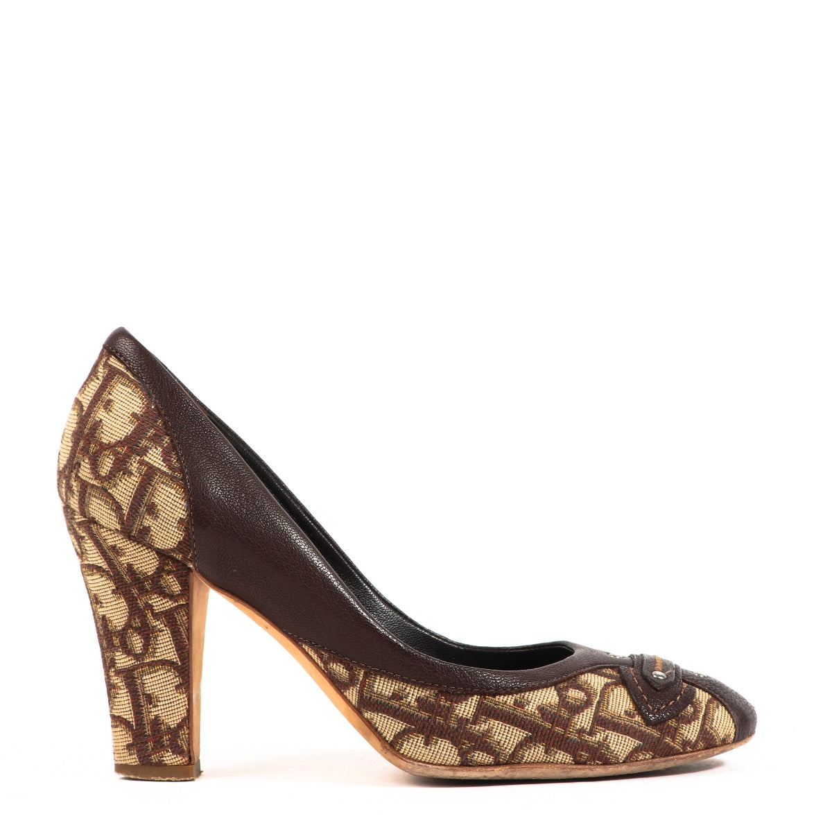 Shop safe online at Labellov in Antwerp, Brussels or Knokke these 100% authentic second hand Christian Dior Burgundy Oblique Canvas Pumps - size 37,5