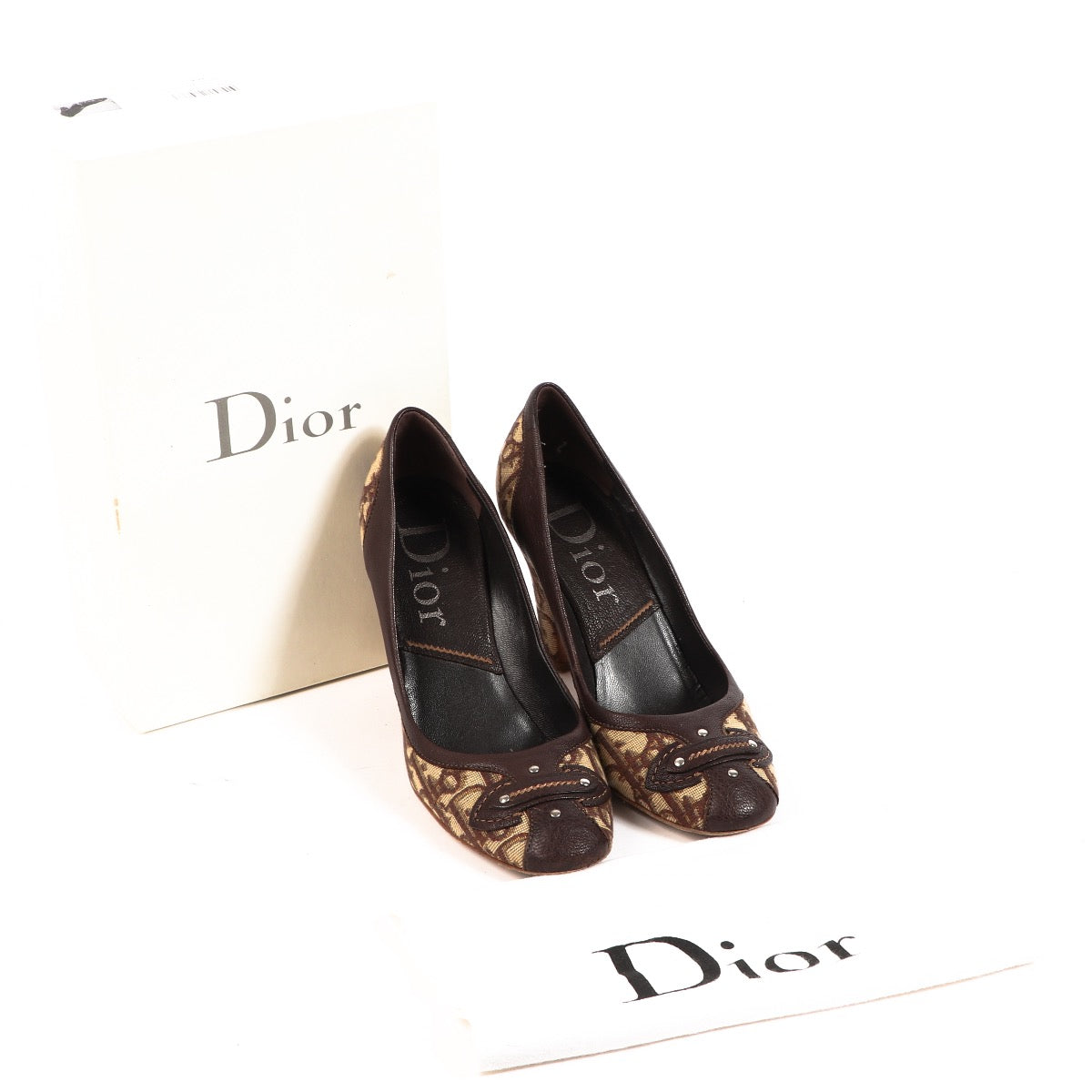Shop safe online at Labellov in Antwerp, Brussels or Knokke these 100% authentic second hand Christian Dior Burgundy Oblique Canvas Pumps - size 37,5