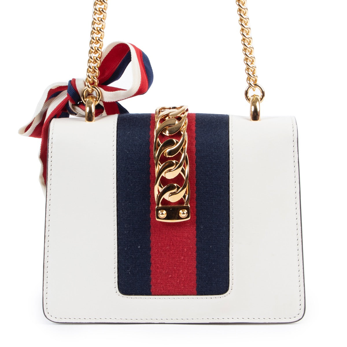 Shop safe online authentic Gucci White Sylvie Mini Crossbody Bag at the right price. Veilig online kopen van authentieke Gucci Witte Sylvie mini handtas bij Labellov.Com. Achetez en ligne second main ce sac Gucci Sylvie mini en cuir blanche chez Labellov.