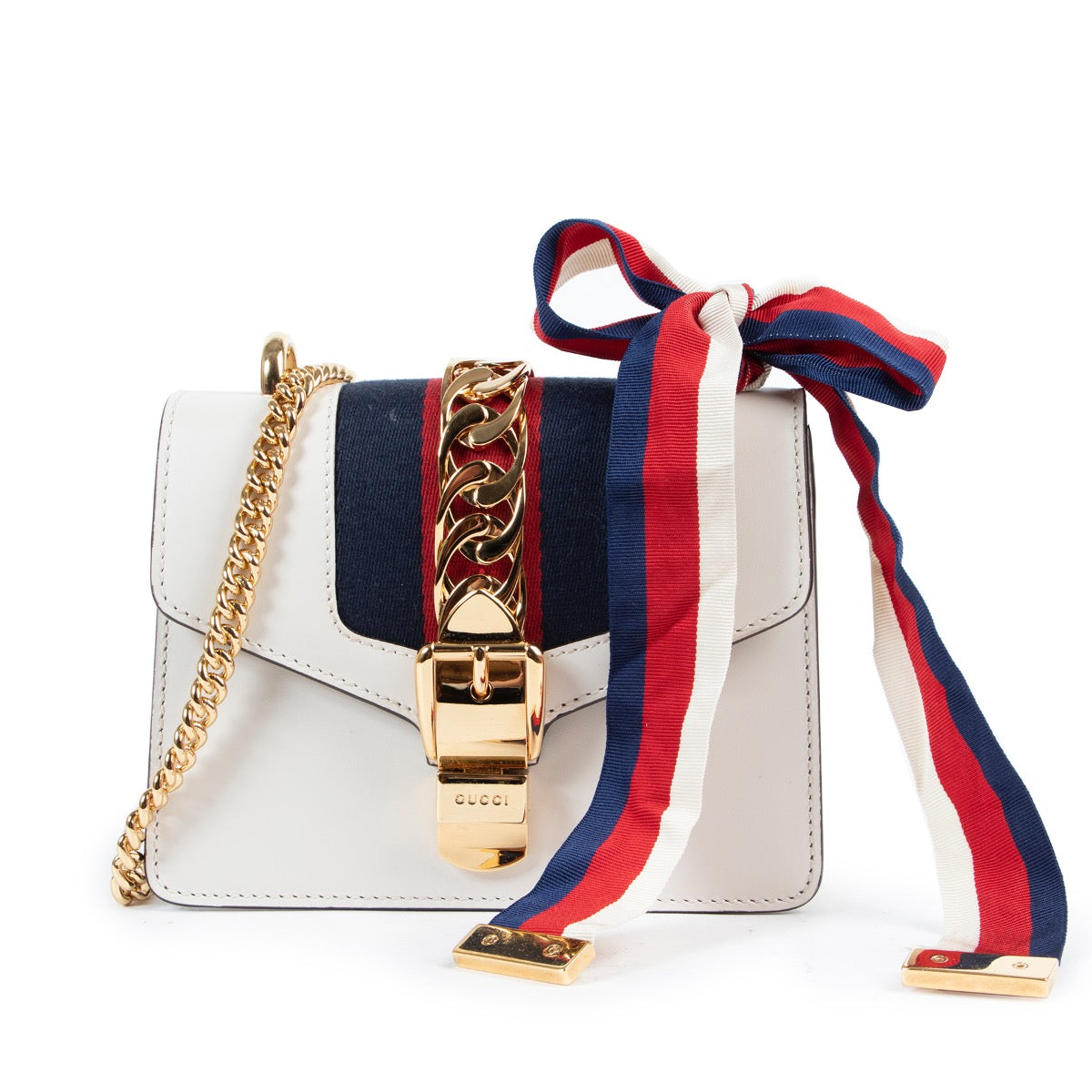 Shop safe online authentic Gucci White Sylvie Mini Crossbody Bag at the right price. Veilig online kopen van authentieke Gucci Witte Sylvie mini handtas bij Labellov.Com. Achetez en ligne second main ce sac Gucci Sylvie mini en cuir blanche chez Labellov.