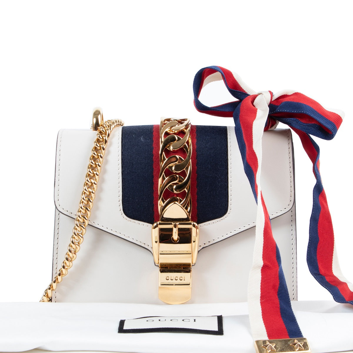 Shop safe online authentic Gucci White Sylvie Mini Crossbody Bag at the right price. Veilig online kopen van authentieke Gucci Witte Sylvie mini handtas bij Labellov.Com. Achetez en ligne second main ce sac Gucci Sylvie mini en cuir blanche chez Labellov.