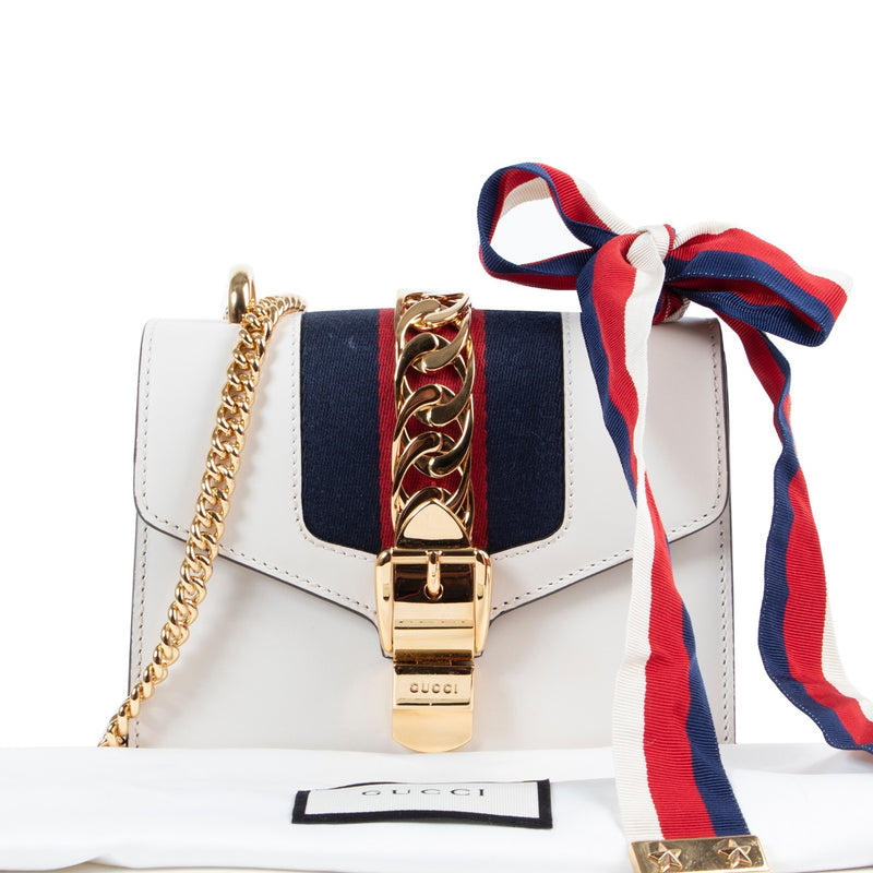 Shop safe online authentic Gucci White Sylvie Mini Crossbody Bag at the right price. Veilig online kopen van authentieke Gucci Witte Sylvie mini handtas bij Labellov.Com. Achetez en ligne second main ce sac Gucci Sylvie mini en cuir blanche chez Labellov.