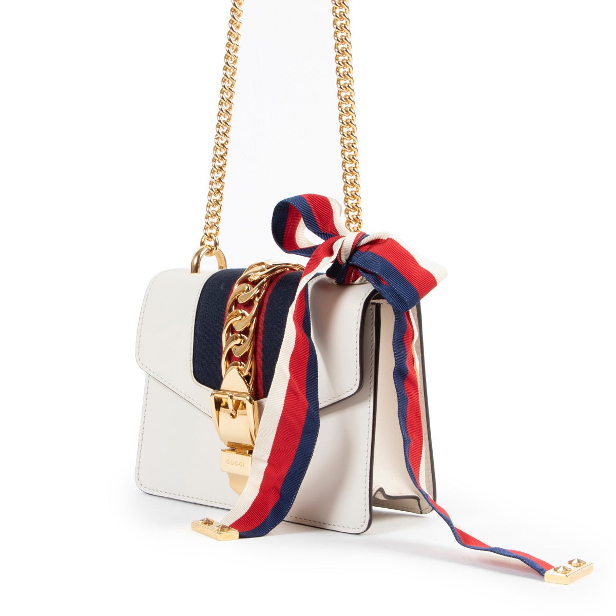 Shop safe online authentic Gucci White Sylvie Mini Crossbody Bag at the right price. Veilig online kopen van authentieke Gucci Witte Sylvie mini handtas bij Labellov.Com. Achetez en ligne second main ce sac Gucci Sylvie mini en cuir blanche chez Labellov.