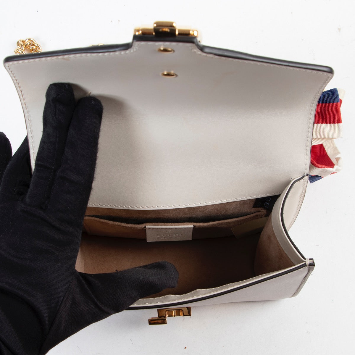 Shop safe online authentic Gucci White Sylvie Mini Crossbody Bag at the right price. Veilig online kopen van authentieke Gucci Witte Sylvie mini handtas bij Labellov.Com. Achetez en ligne second main ce sac Gucci Sylvie mini en cuir blanche chez Labellov.