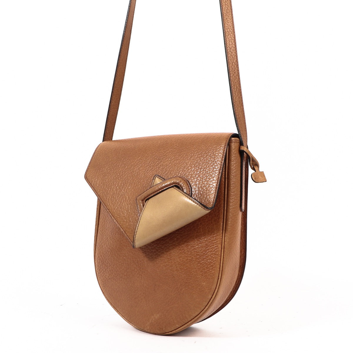 Shop safe online at Labellov in Antwerp this 100% authentic second hand Delvaux Cognac Pebbled Leather Shoulder Bag