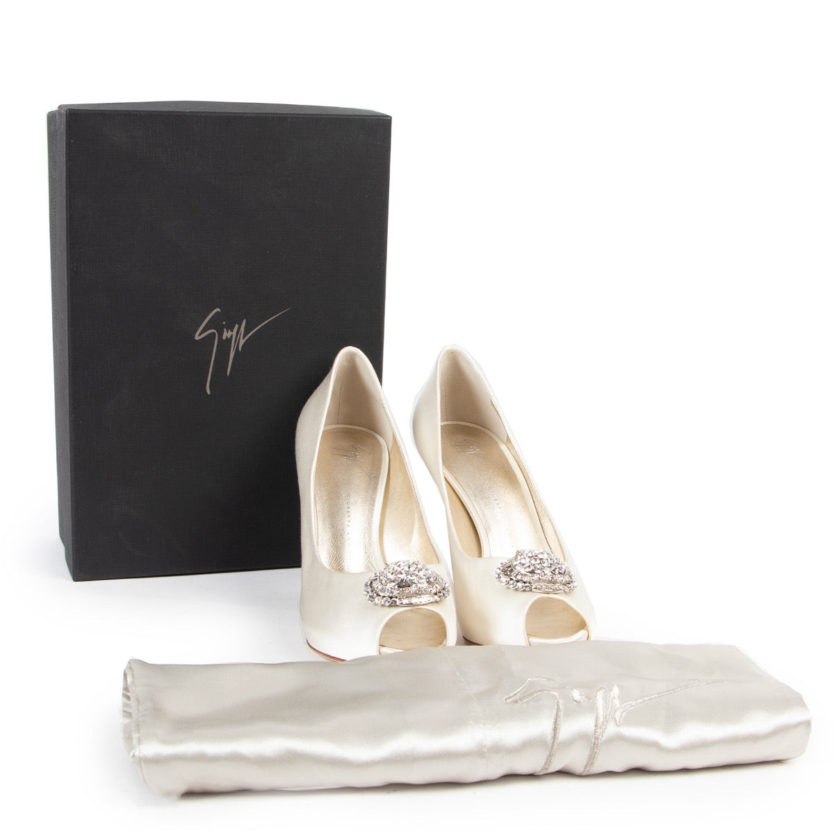 Shop safe online authentic second hand Guiseppe Zanotti White Pumps. Buy online Guiseppe Zanotti White Pumps in a safe way. Shop Guiseppe Zanotti White Pumps online safely.