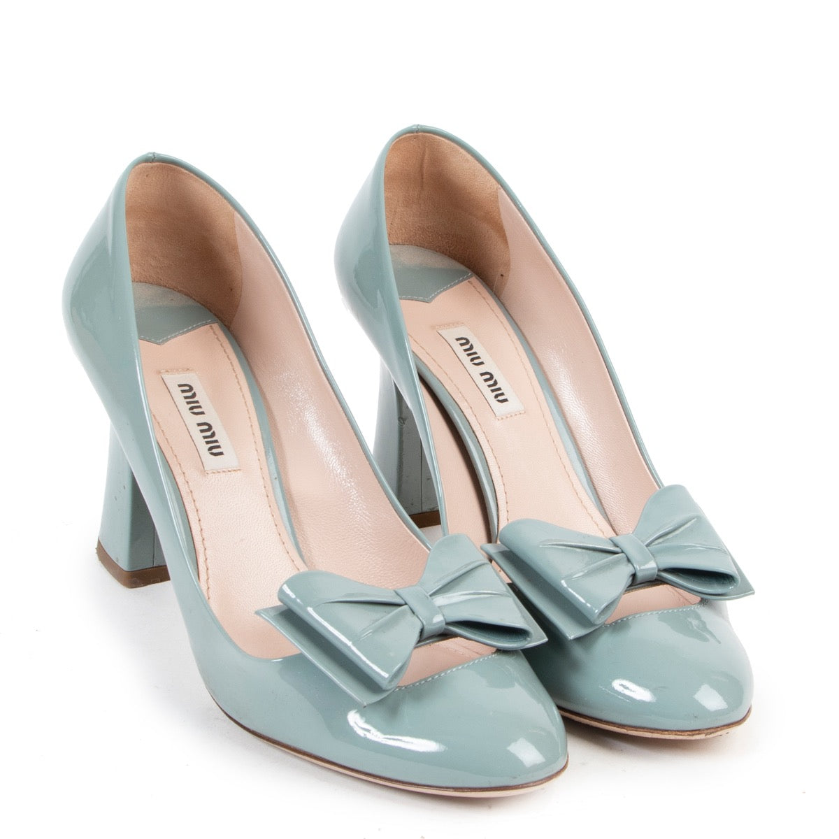 Shop safe online authentic Miu Miu Blue Patent Leather Pumps in size 38. Veilig online kopen van authentieke Miu Miu blauwe pumps in maat 38. Achetez en ligne second main ces chaussures Miu Miu en taille 38 chez Labellov.com.