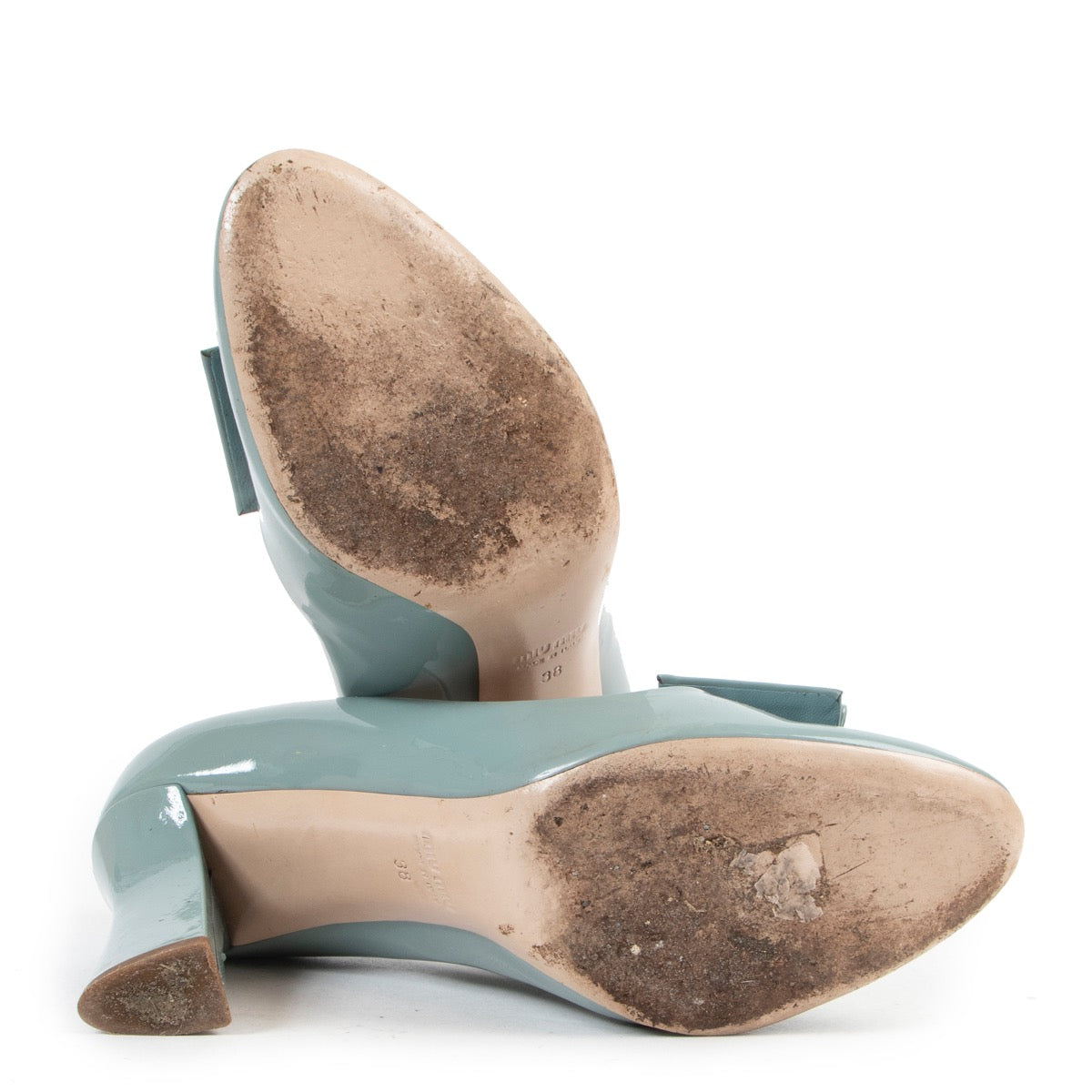 Shop safe online authentic Miu Miu Blue Patent Leather Pumps in size 38. Veilig online kopen van authentieke Miu Miu blauwe pumps in maat 38. Achetez en ligne second main ces chaussures Miu Miu en taille 38 chez Labellov.com.