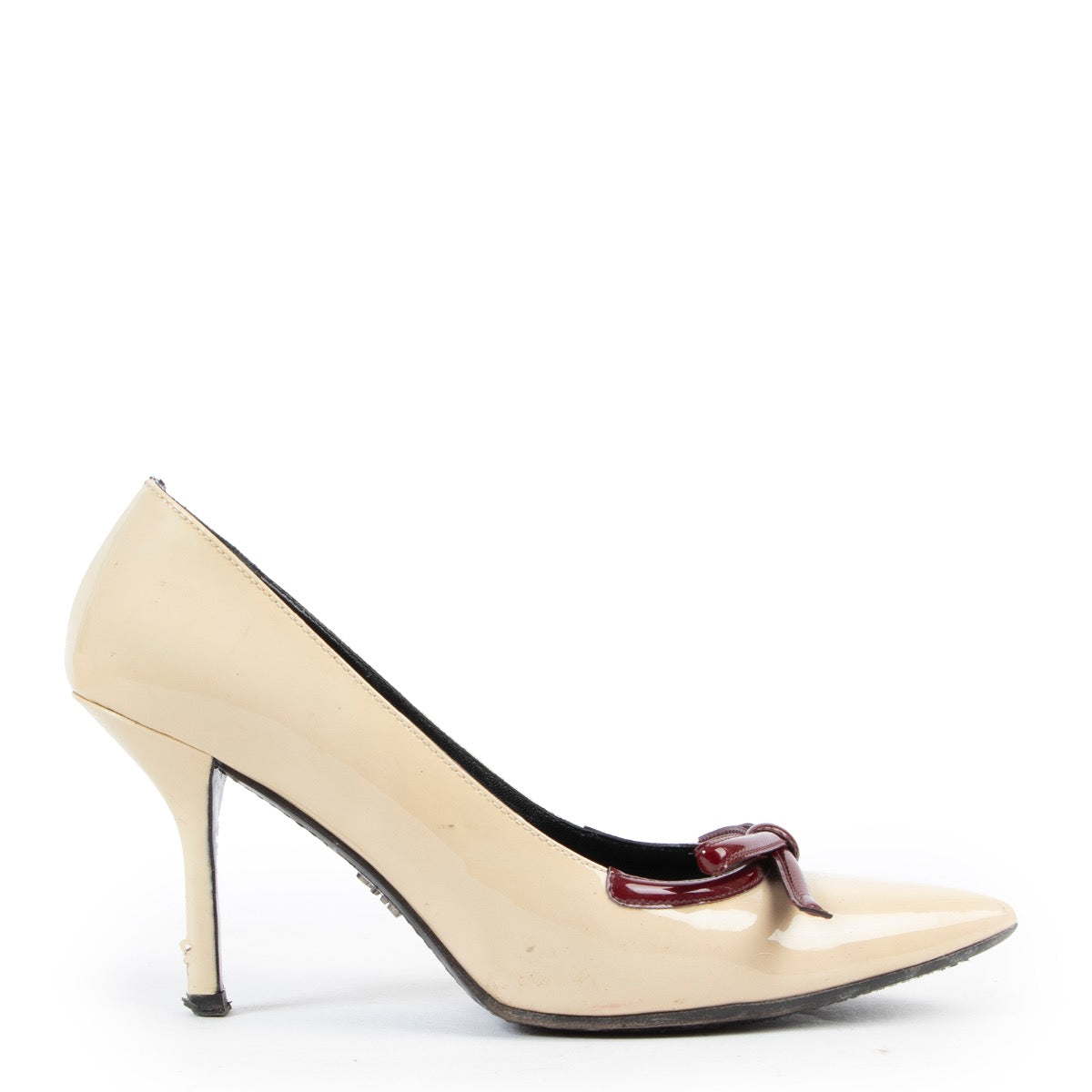 Shop safe online authentic second hand Prada Cream Patent Leather Pumps. Buy online Prada Cream Patent Leather Pumps in a safe way. Shop Prada Cream Patent Leather Pumps online safely.