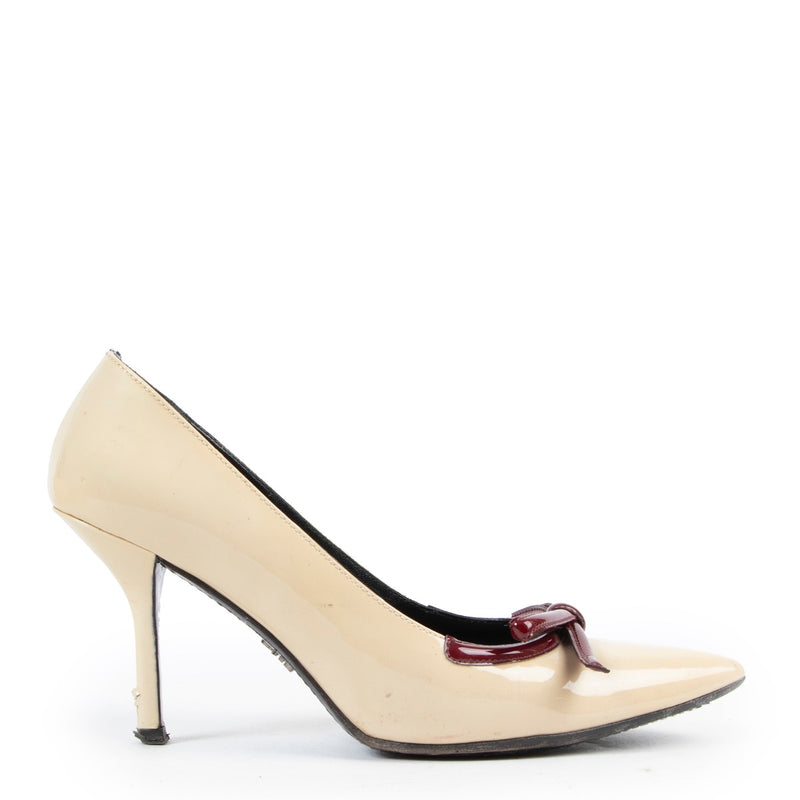 Shop safe online authentic second hand Prada Cream Patent Leather Pumps. Buy online Prada Cream Patent Leather Pumps in a safe way. Shop Prada Cream Patent Leather Pumps online safely.