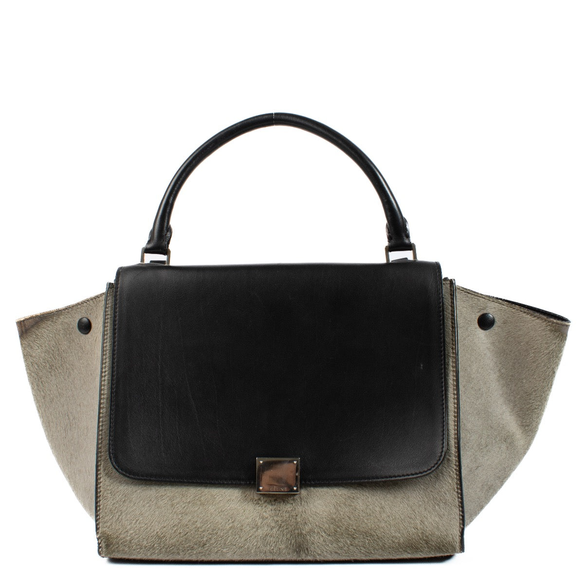 Shop safe online at Labellov in Antwerp, Brussels and Knokke this 100% authentic second hand Celine Grey Pony Hair Medium Trapeze Bag. Veilig online tweedehands authentieke Celine Grey Pony Hair Medium Trapeze handtas kopen bij Labellov.