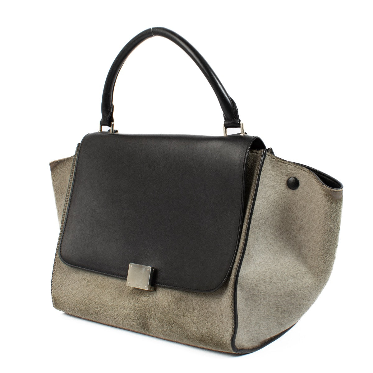 Shop safe online at Labellov in Antwerp, Brussels and Knokke this 100% authentic second hand Celine Grey Pony Hair Medium Trapeze Bag. Veilig online tweedehands authentieke Celine Grey Pony Hair Medium Trapeze handtas kopen bij Labellov.