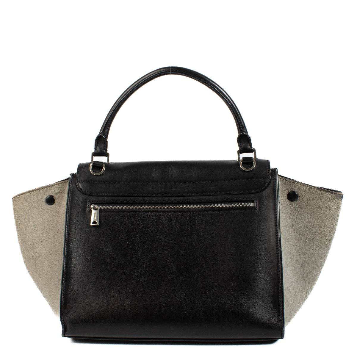 Shop safe online at Labellov in Antwerp, Brussels and Knokke this 100% authentic second hand Celine Grey Pony Hair Medium Trapeze Bag. Veilig online tweedehands authentieke Celine Grey Pony Hair Medium Trapeze handtas kopen bij Labellov.