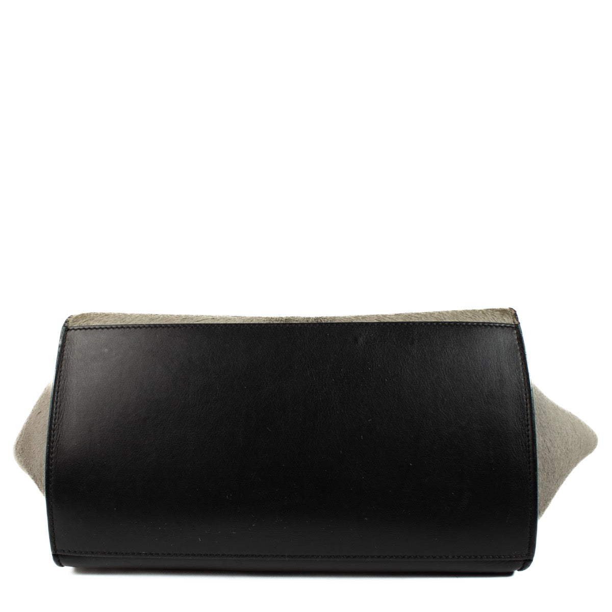 Shop safe online at Labellov in Antwerp, Brussels and Knokke this 100% authentic second hand Celine Grey Pony Hair Medium Trapeze Bag. Veilig online tweedehands authentieke Celine Grey Pony Hair Medium Trapeze handtas kopen bij Labellov.
