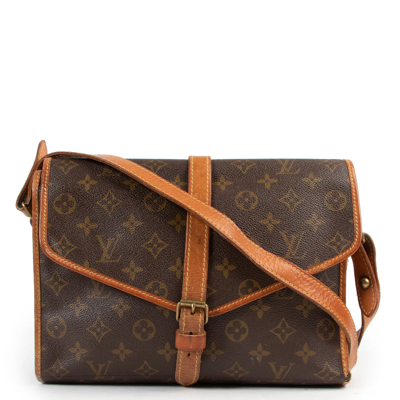 Shop safe online an 100% authentic second hand Louis Vuitton Monogram Portable Serviette Pliante Crossbody bag at the right price at Labellov in Antwerp.