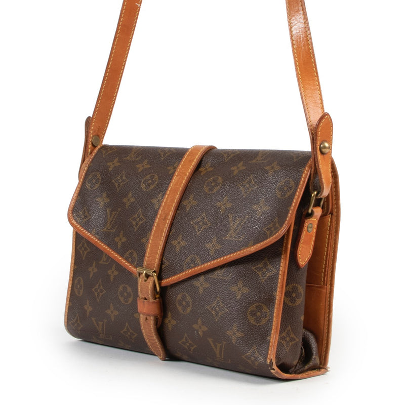 Shop safe online an 100% authentic second hand Louis Vuitton Monogram Portable Serviette Pliante Crossbody bag at the right price at Labellov in Antwerp.