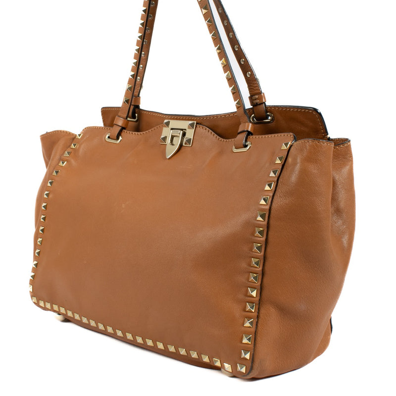 Sac fourre-tout moyen Rockstud en cuir de chameau Valentino Garavani