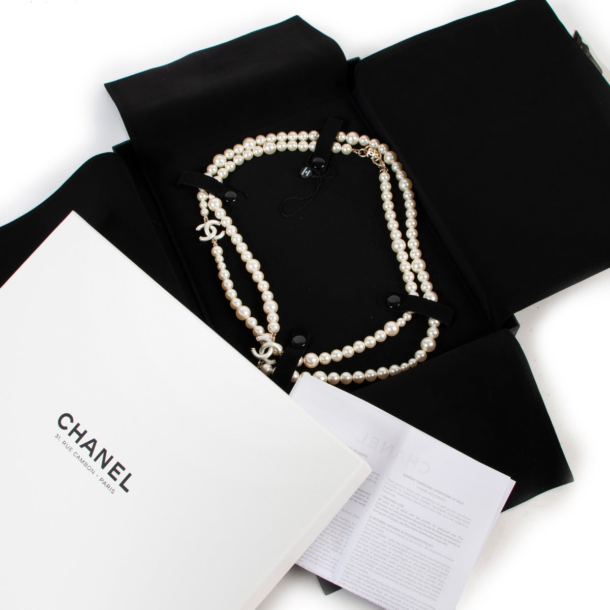 Chanel Pearl Necklace on Labellov, Worldwide Shipping