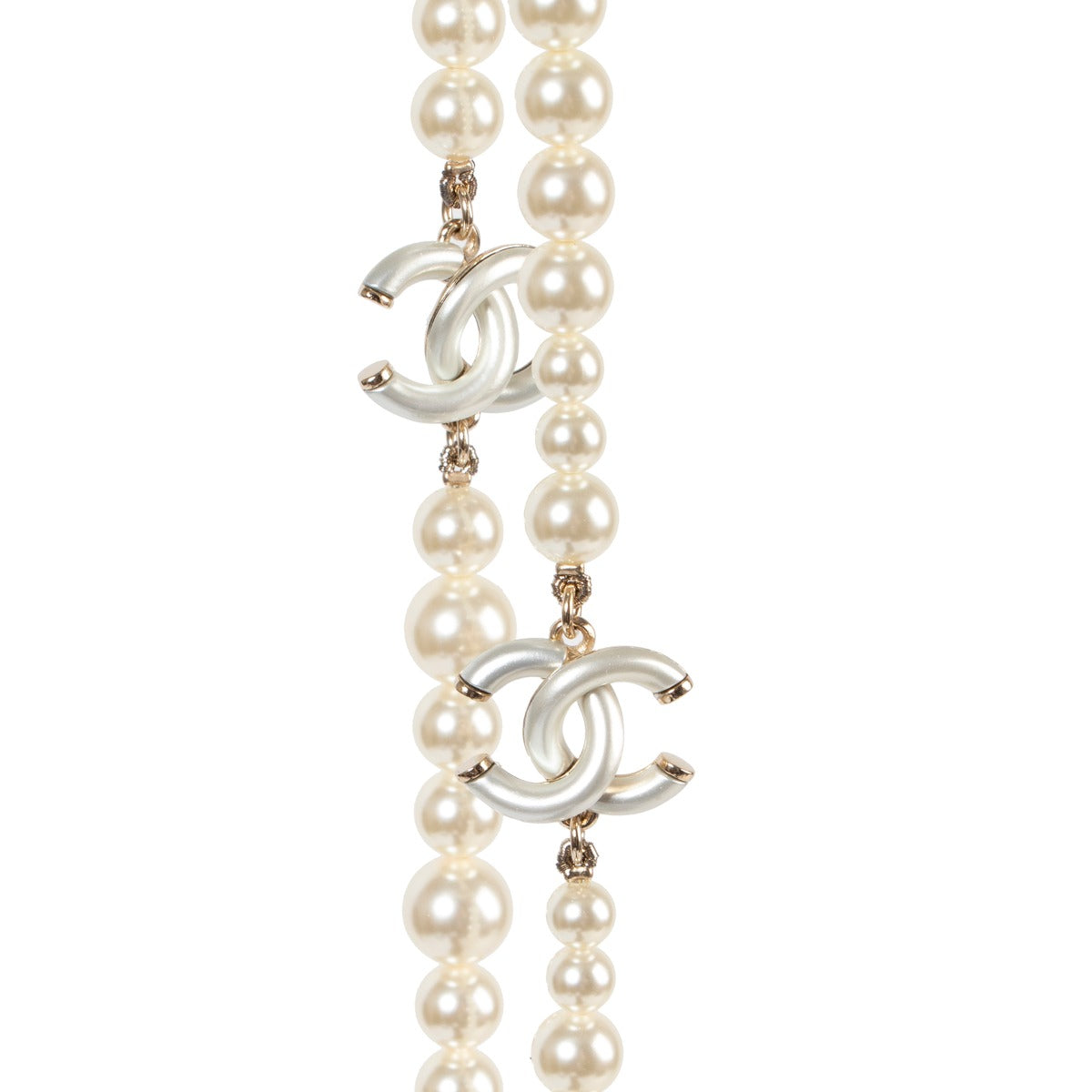 Buy Chanel Pearl Necklace in an authentic way on Labellov.