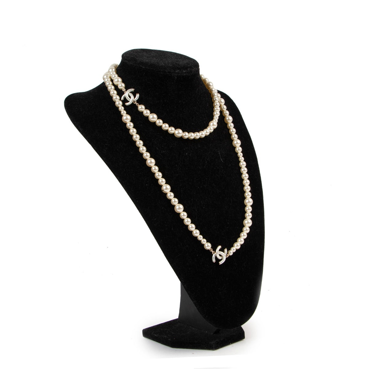 Buy in very good condition aChanel Pearl Necklace.