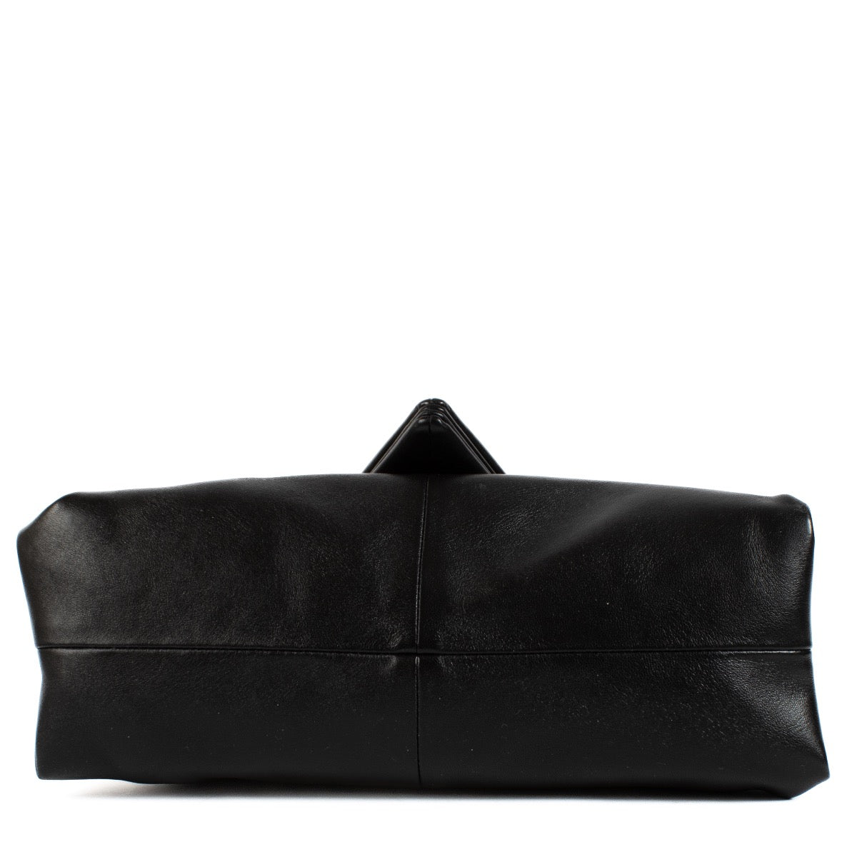 Shop safe online at Labellov in Antwerp, Brussels and Knokke this 100% authentic second hand Bottega Veneta Black Leather Trine Angular Envelope Clutch Bag