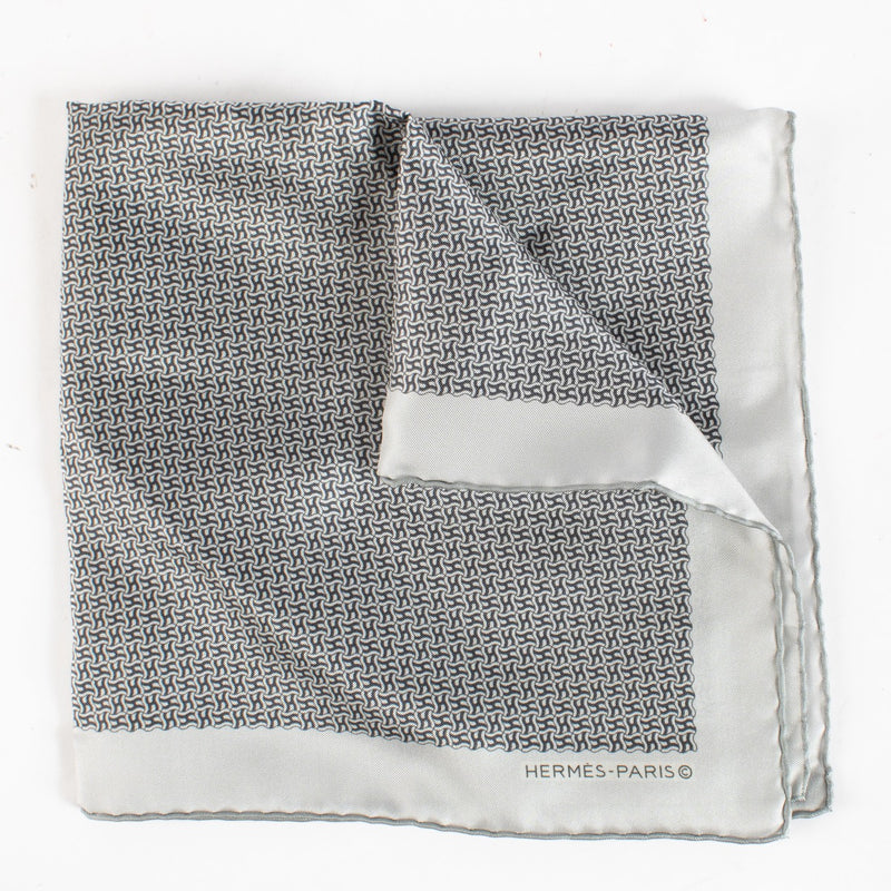 Authentic Second Hand Hermès Grey Pochette Twill Scarf on Labellov.com