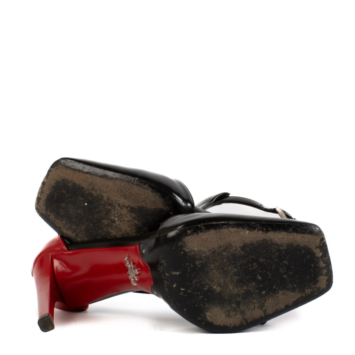 Shop safe online at Labellov in Antwerp, Brussels and Knokke this 100% authentic second hand Prada Black / Red Leather Pumps - Size 37