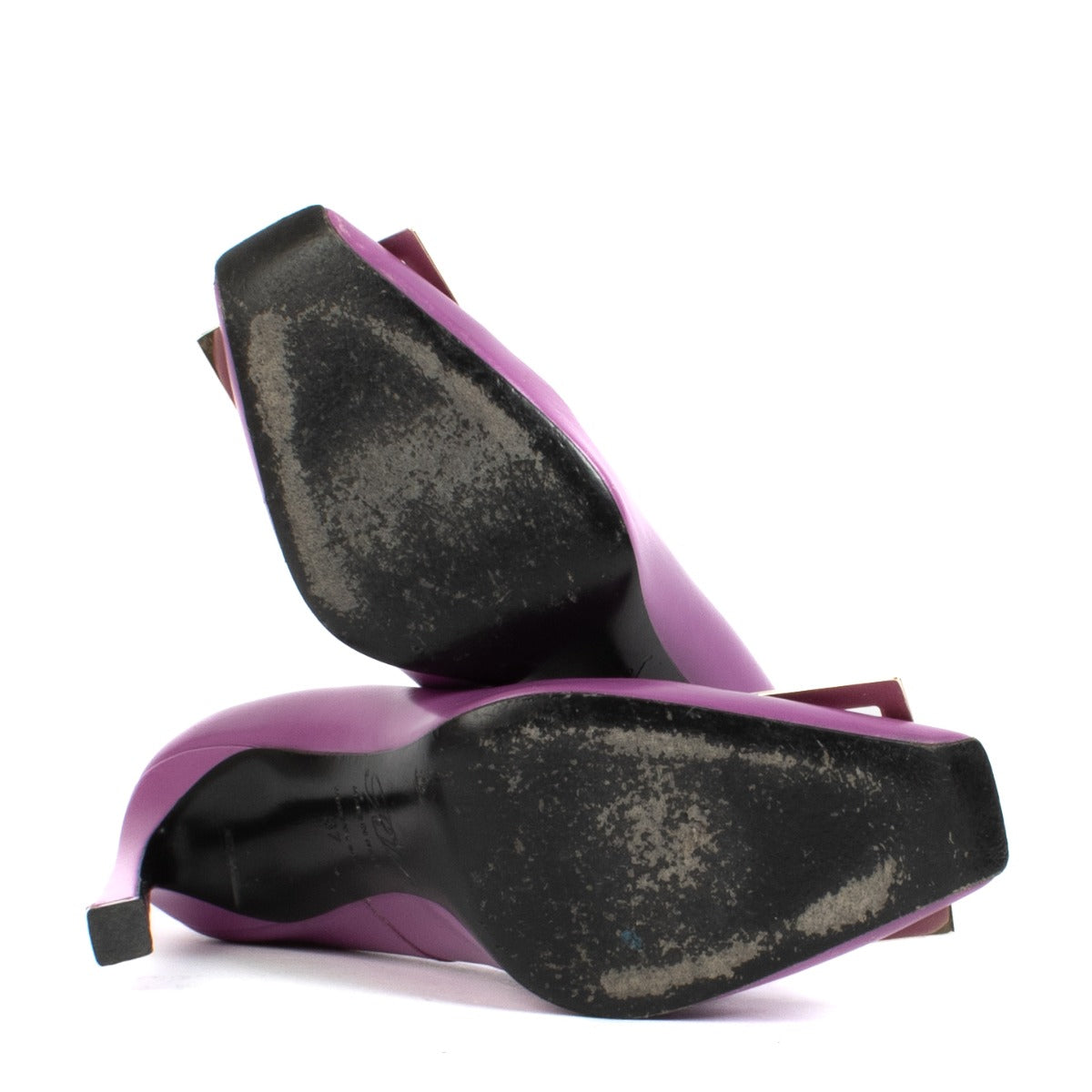 Shop safe online at Labellov in Antwerp, Brussels and Knokke this 100% authentic second hand Roger Vivier Pink Leather Trompette Pumps - Size 37