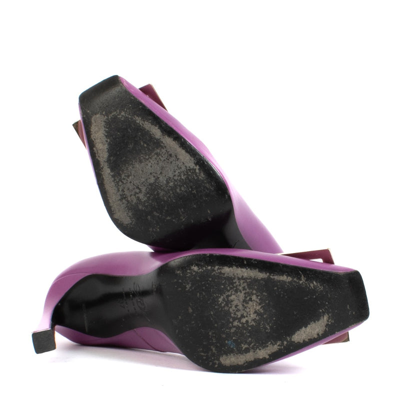 Shop safe online at Labellov in Antwerp, Brussels and Knokke this 100% authentic second hand Roger Vivier Pink Leather Trompette Pumps - Size 37