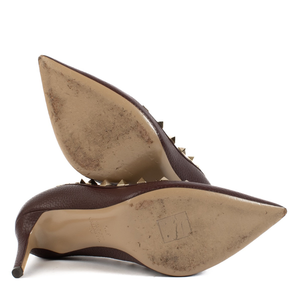 Shop safe online at Labellov in Antwerp, Brussels and Knokke this 100% authentic second hand Valentino Garavani Burgundy Leather Rockstud Pumps - Size 37,5