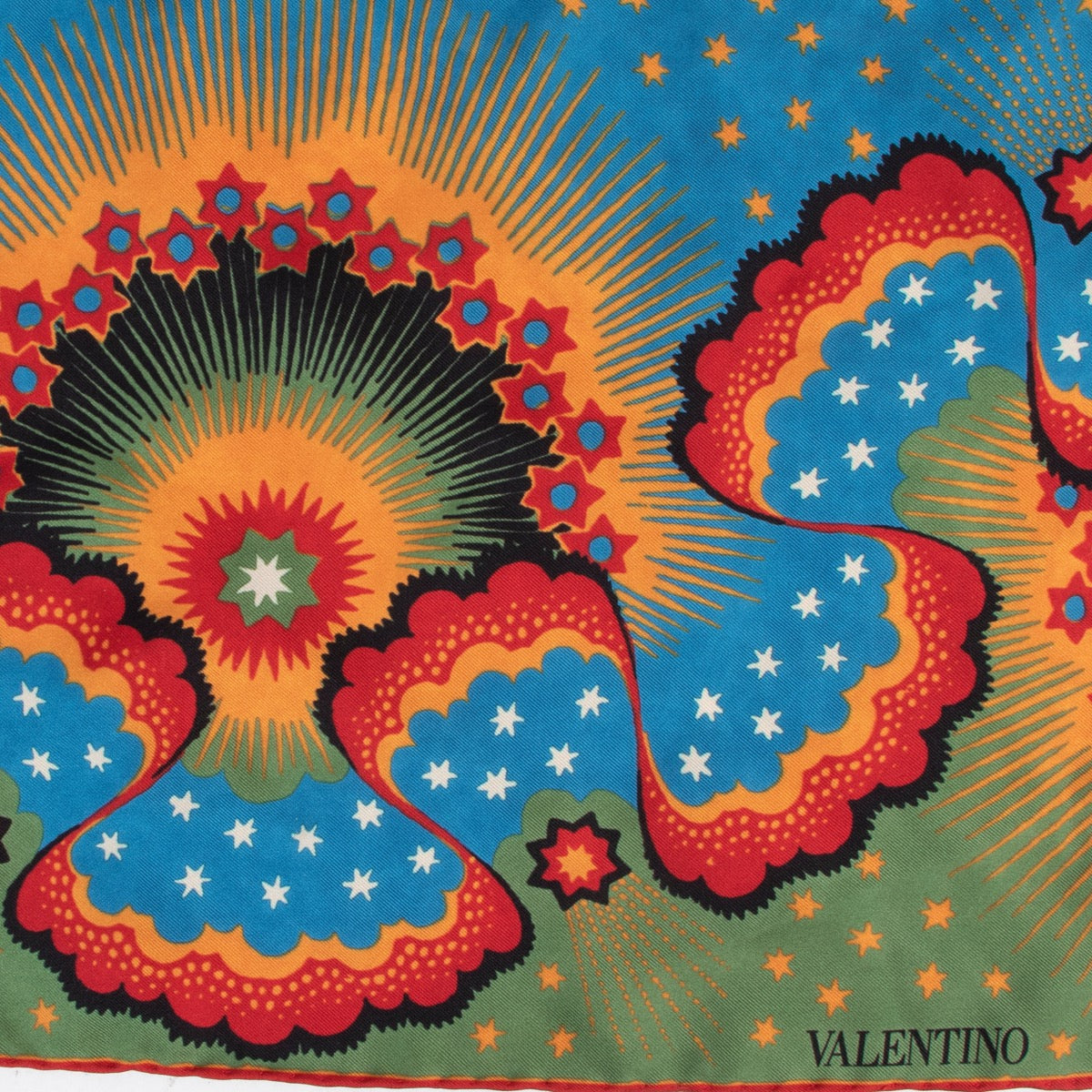 Shop safe online authentic Valentino Multicolor Scarf at the right price. Veilig online kopen van authentieke tweedehands Valentino meerkleurige sjaal bij Labellov.com. Achetez en ligne ce foulard Valentino Chez Labellov.Com.