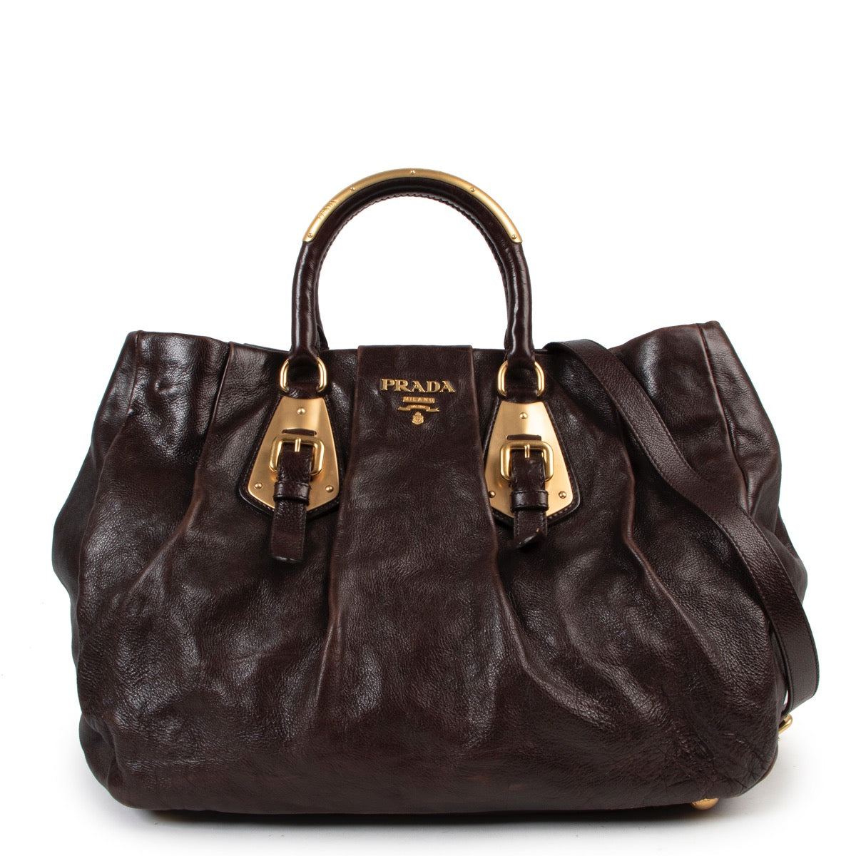 Shop safe online authentic Prada Brown Leather Shoulder Bag at Labellov.Com. Veilig online kopen van authentieke bruine Prada handtas aan de juiste prijs. Achetez en ligne second main ce sac Prada en cuir brune chez Labellov.Com.