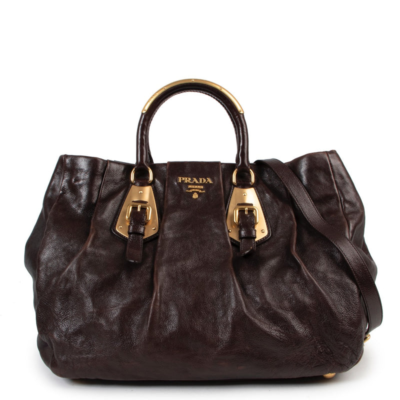 Shop safe online authentic Prada Brown Leather Shoulder Bag at Labellov.Com. Veilig online kopen van authentieke bruine Prada handtas aan de juiste prijs. Achetez en ligne second main ce sac Prada en cuir brune chez Labellov.Com.