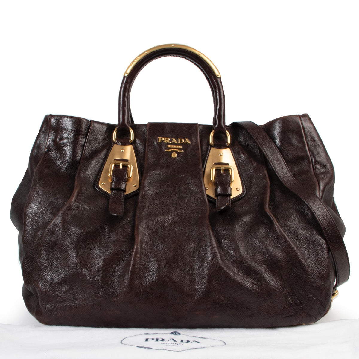 Shop safe online authentic Prada Brown Leather Shoulder Bag at Labellov.Com. Veilig online kopen van authentieke bruine Prada handtas aan de juiste prijs. Achetez en ligne second main ce sac Prada en cuir brune chez Labellov.Com.