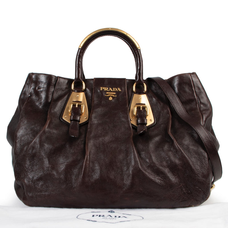 Shop safe online authentic Prada Brown Leather Shoulder Bag at Labellov.Com. Veilig online kopen van authentieke bruine Prada handtas aan de juiste prijs. Achetez en ligne second main ce sac Prada en cuir brune chez Labellov.Com.
