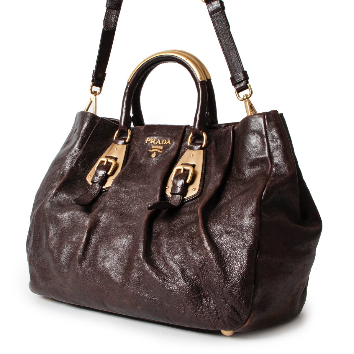 Shop safe online authentic Prada Brown Leather Shoulder Bag at Labellov.Com. Veilig online kopen van authentieke bruine Prada handtas aan de juiste prijs. Achetez en ligne second main ce sac Prada en cuir brune chez Labellov.Com.
