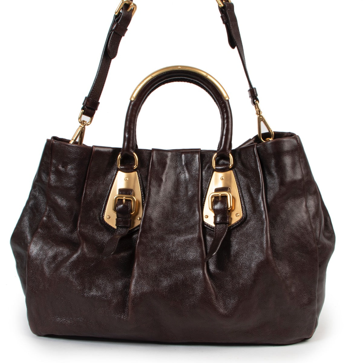 Shop safe online authentic Prada Brown Leather Shoulder Bag at Labellov.Com. Veilig online kopen van authentieke bruine Prada handtas aan de juiste prijs. Achetez en ligne second main ce sac Prada en cuir brune chez Labellov.Com.