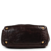 Shop safe online authentic Prada Brown Leather Shoulder Bag at Labellov.Com. Veilig online kopen van authentieke bruine Prada handtas aan de juiste prijs. Achetez en ligne second main ce sac Prada en cuir brune chez Labellov.Com.